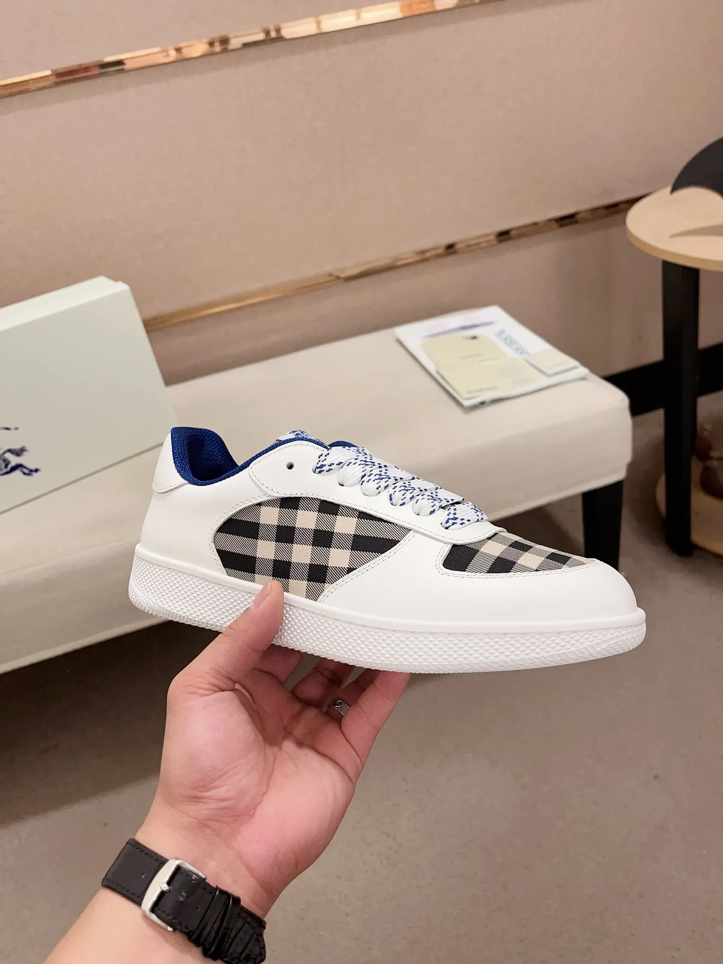 Men's shoes💰: 620💰Top version🥳◾️▫️The new Burberry men's classic low-top sneakers are reinterpreted with Vintage retro plaid cotton material and calfskin, decorated with a new brand logo. First-layer cowhide lining, embossed Burberry logo on the heel, and original TPU outsole! Code number: 38-45. Women's sizes and 46 can be customized.